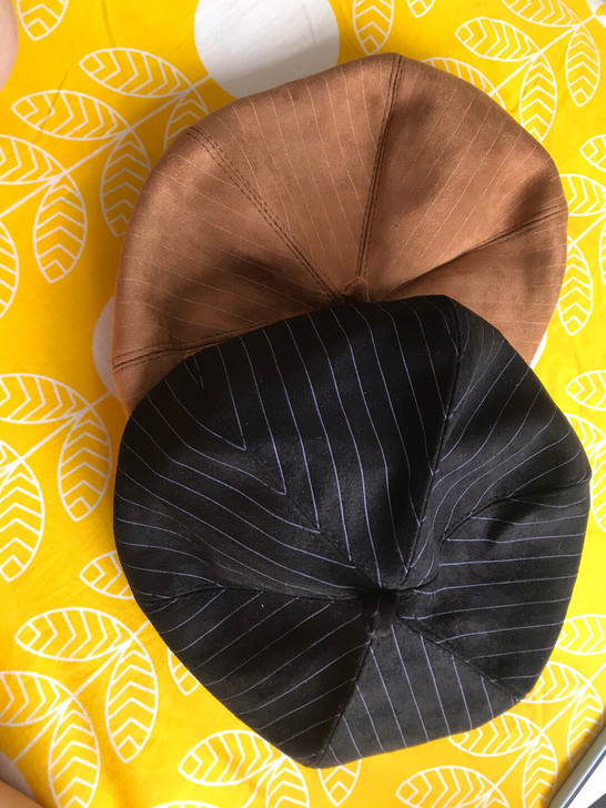 八角贝雷帽。黑色和棕色。