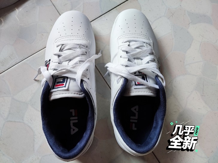 斐乐，男小白鞋，平板鞋。本人穿41码，袜子...