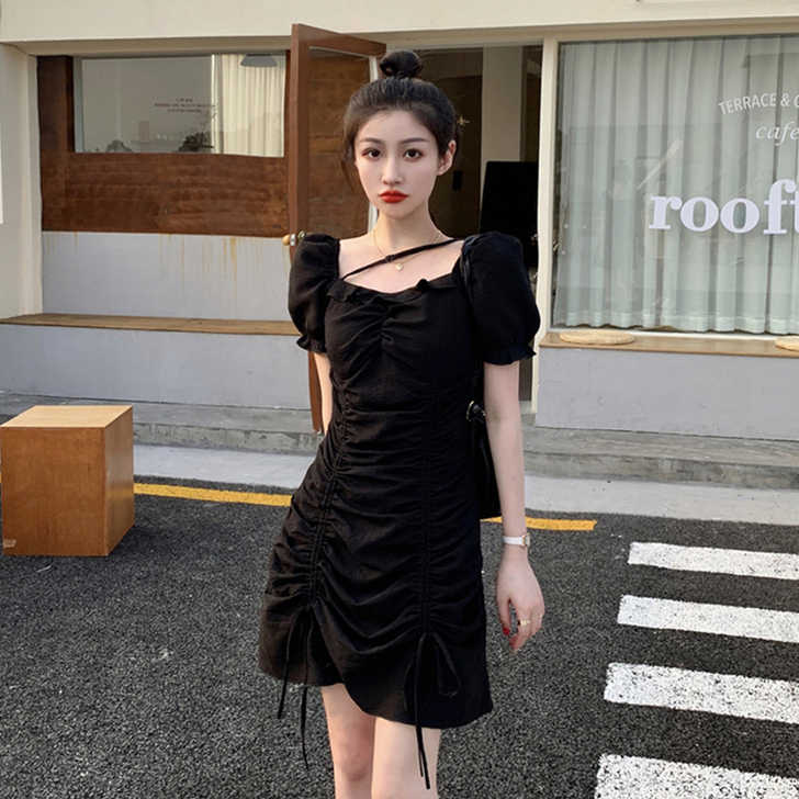 这连衣裙我一次没穿过，只洗过试穿一次。那一...