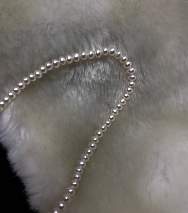 珍珠项链 4.5mm大小 很美的光泽,全长...