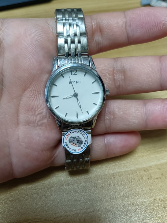 不开店了，便宜卖，全新女款钢手表一个，不退...