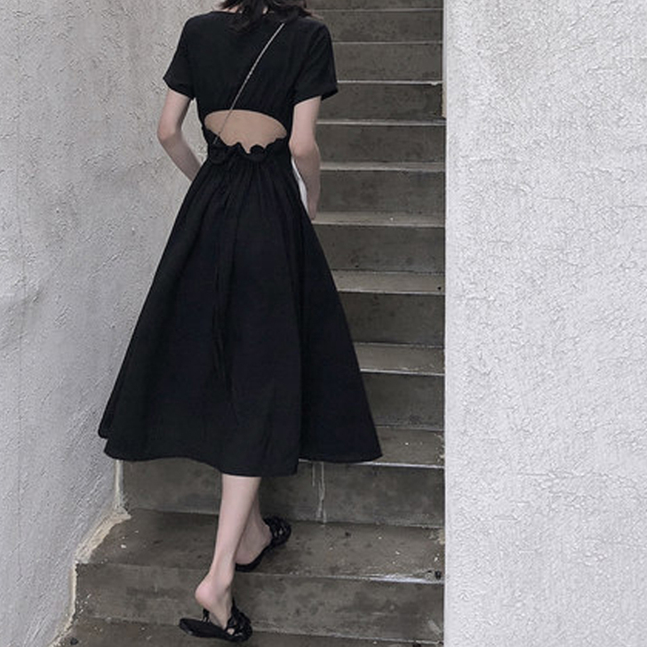 【520价】沙滩裙女海边度假心机法式小黑裙...