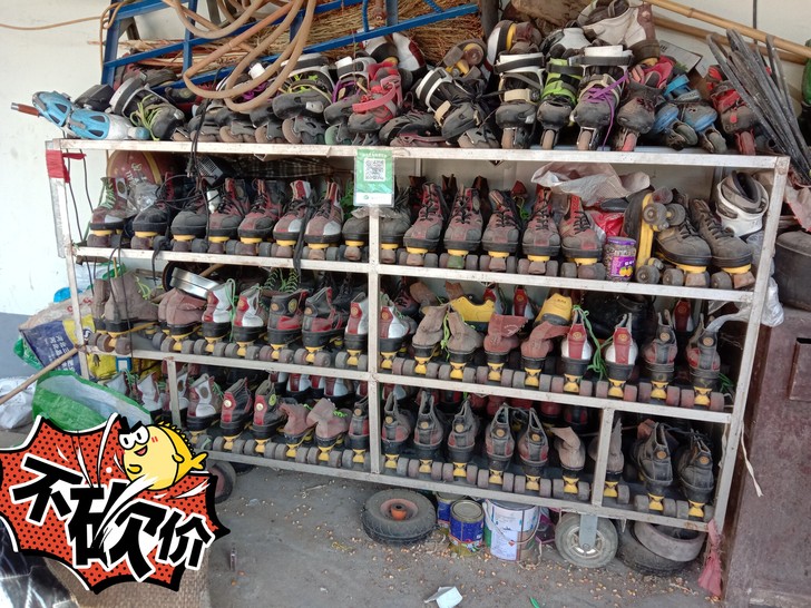 处理溜冰鞋，双排单排都有，双排10块钱一双...