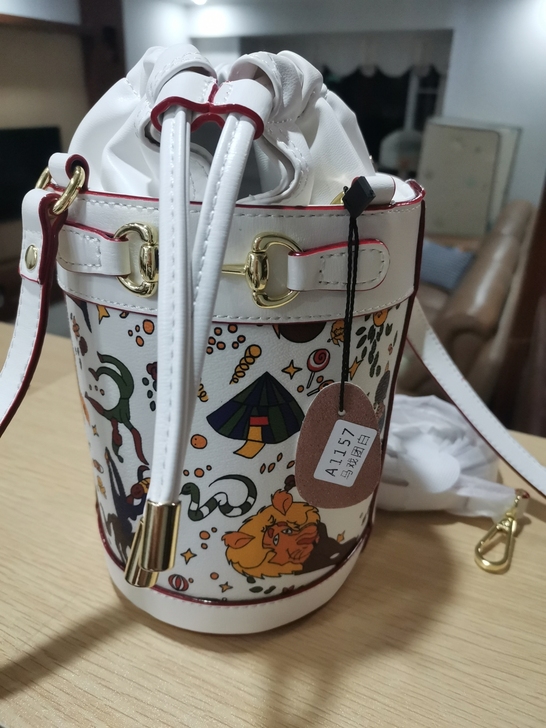 包邮马戏团白色真皮水桶包