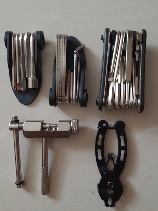 修车工具。有需要的带走。几乎是全新。 二手...