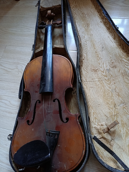 很老的一只小提琴,需要自己装配,没有破损,...