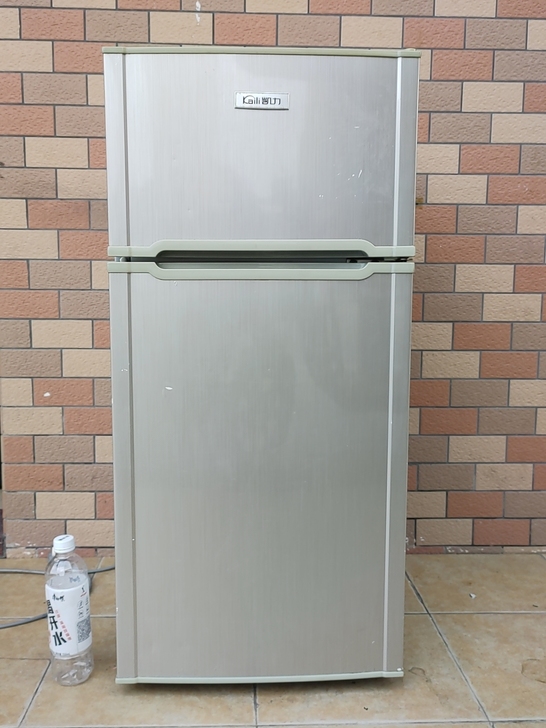 小冰箱。双门小冰箱。小巧方便，静音节能。图...