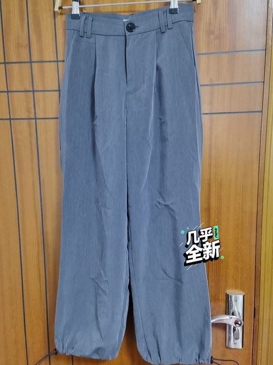 无品牌  灰色九分休闲裤，裤腿有抽绳  M...
