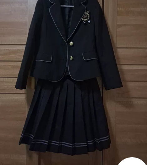 全新的一套学院风套装，尺码s上衣胸围84左...