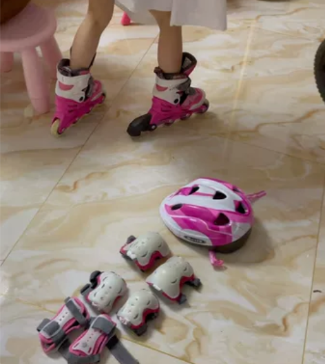 品牌米高轮滑鞋 带整套护具XS，鞋子尺码在...