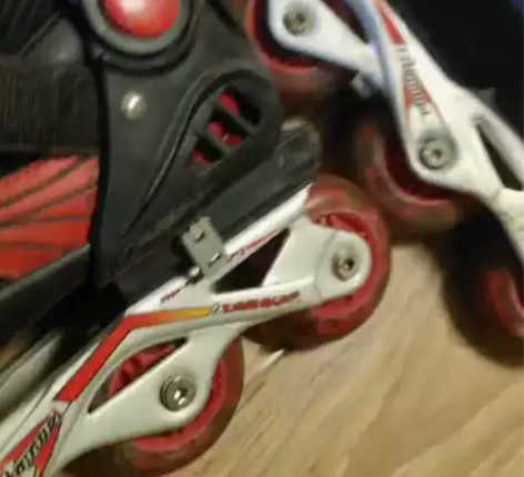 轮滑鞋，装备齐全，可调节，32号－42号都...