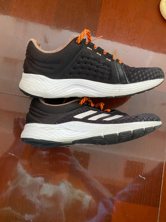 阿迪达斯跑鞋女 入手799 现20