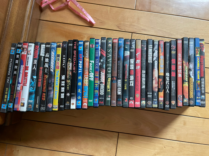 出售DVD碟片，一共34部，都是好莱坞经典...