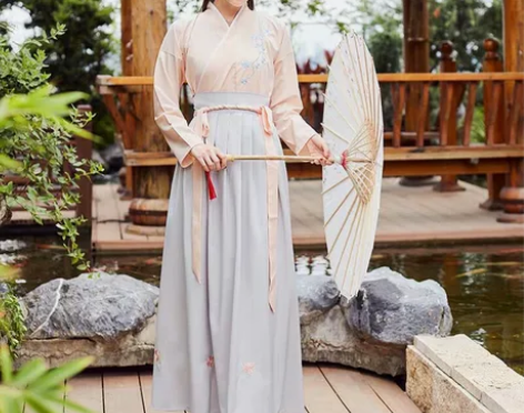 出汉服，淘宝买回来没穿过就挂衣柜了，冲动消...