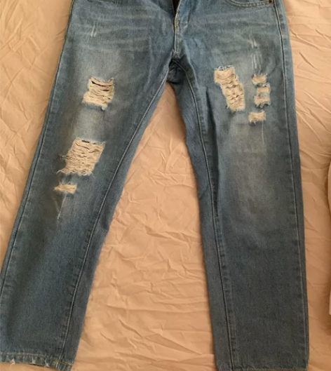 破洞牛仔裤，尺寸27，中低腰。 感兴趣的话...