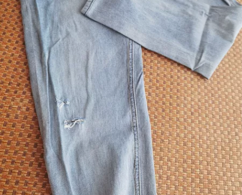 破洞休闲直筒牛仔裤一条，版型好，宽松显瘦，...