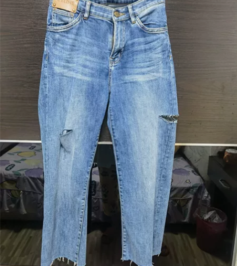 欧货破洞牛仔裤。九分。不喜欢散边的可以卷边...