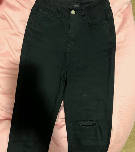 很好看的破洞九分牛仔裤，破洞位置在挨膝盖上...