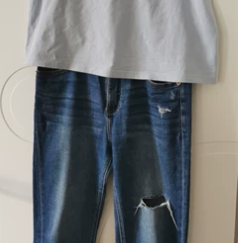深色破洞牛仔裤，弹性薄棉，腰围29的，不议价，不退 感兴趣的...