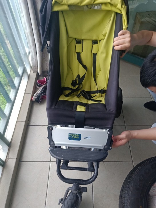 SWIFT推车，转折前后都很灵活。防震效果...