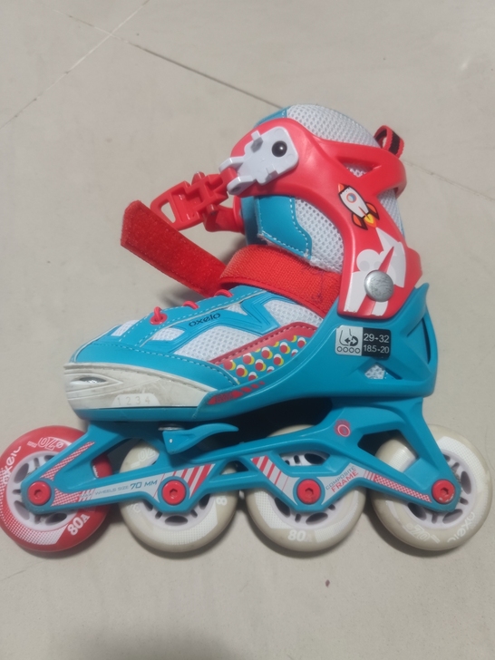迪卡侬轮滑鞋，9车成新，孩子买了没滑几回。...