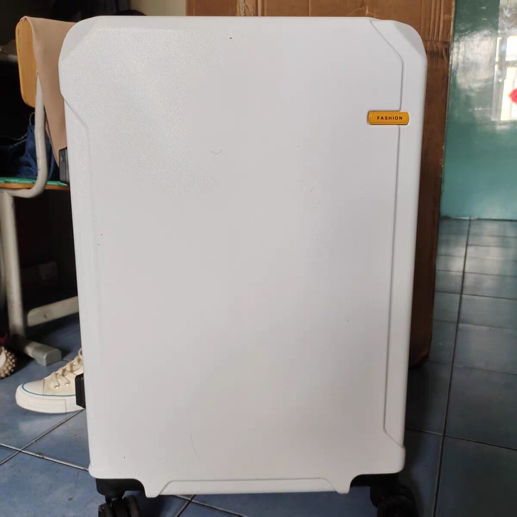 全新未使用白色拉杆箱。特别好看，质量好，喜...