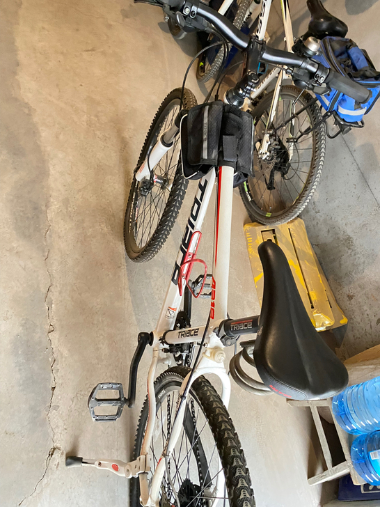 家里闲置山地车两辆。以前都是高配。没怎么骑...