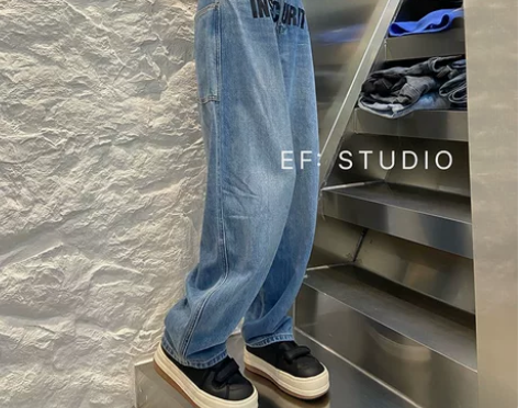 浅蓝色水洗高腰牛仔裤女英文印花大口袋垂感高...