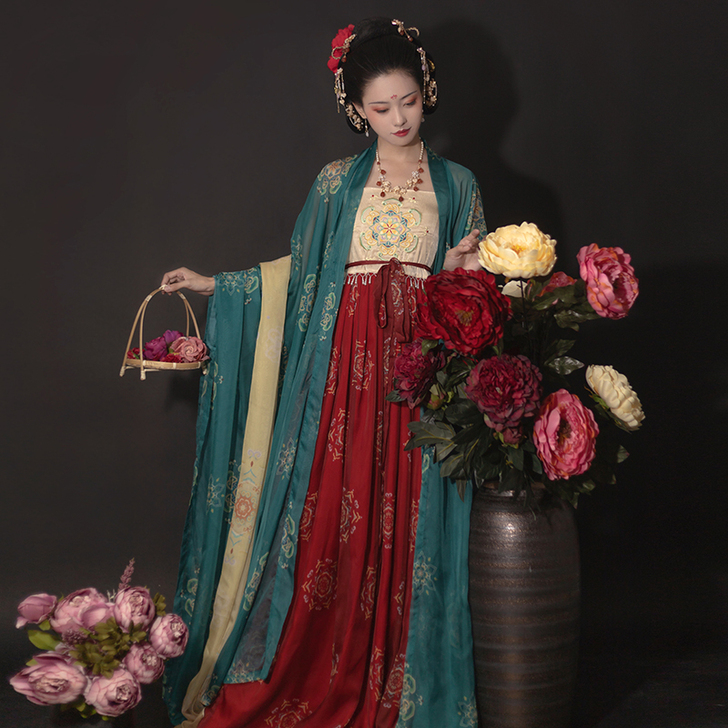 诃子裙大袖衫，买大了