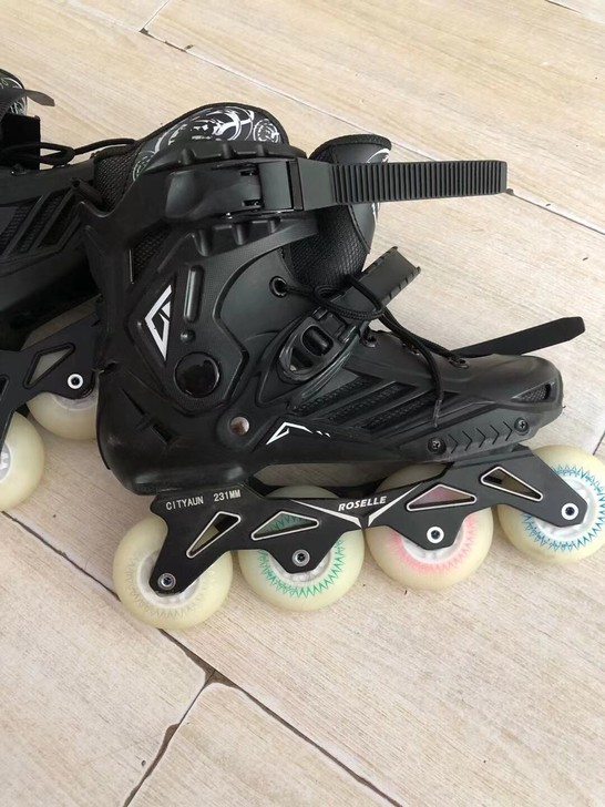 淘宝买的轮滑鞋 穿过两三次 289买的 宿...