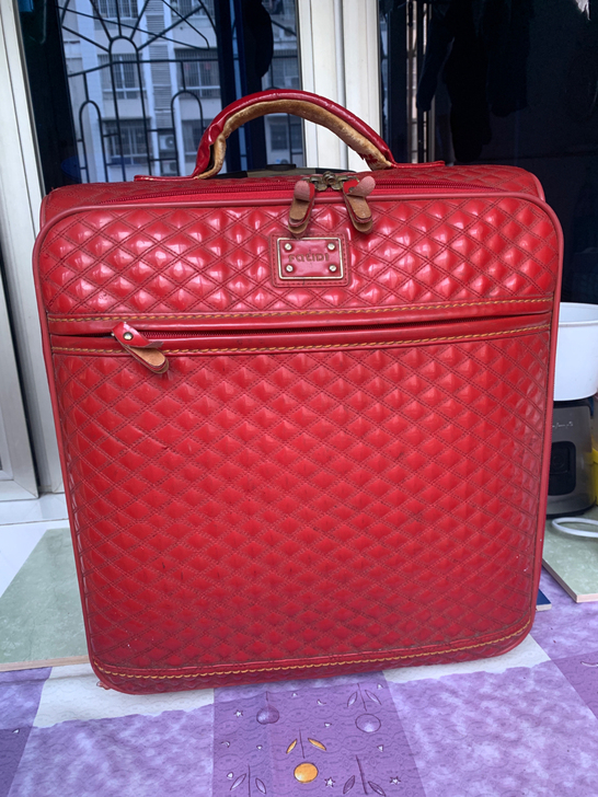 红色旅游箱，带两个轮子，美观牢固，结实轻便...