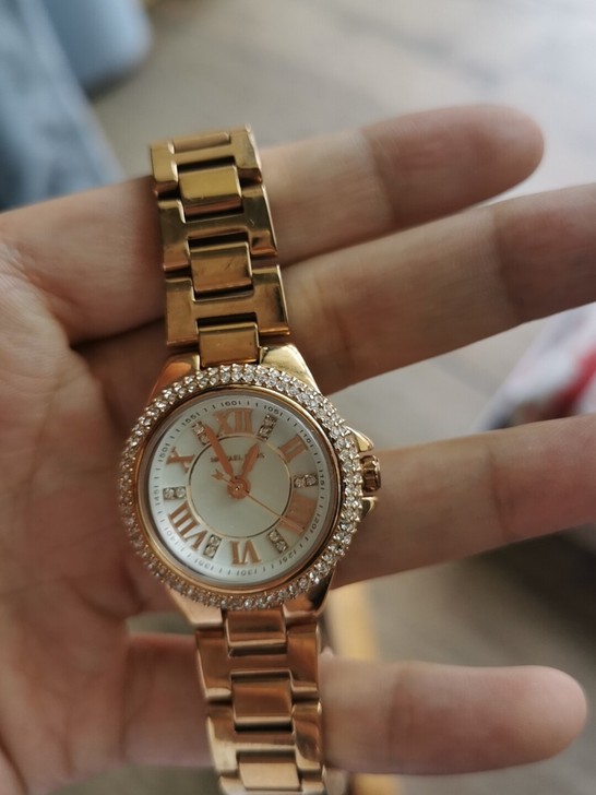 轻奢手表，别人送的，有几年了，花了八十电池...