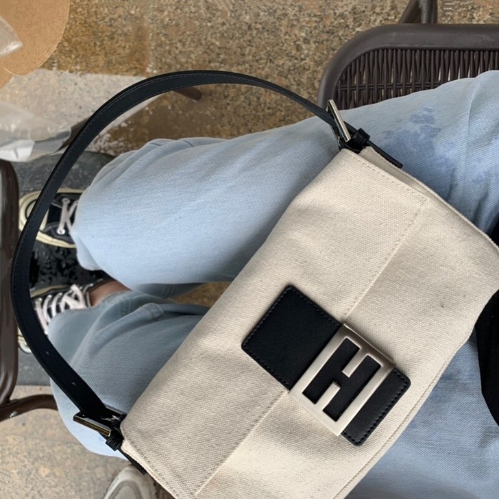 ins网红小众腋下单肩法棍包包女2020拼...