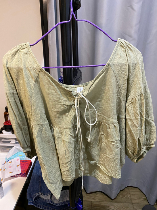 绿色长袖衬衫 几乎全新 只穿过两三次