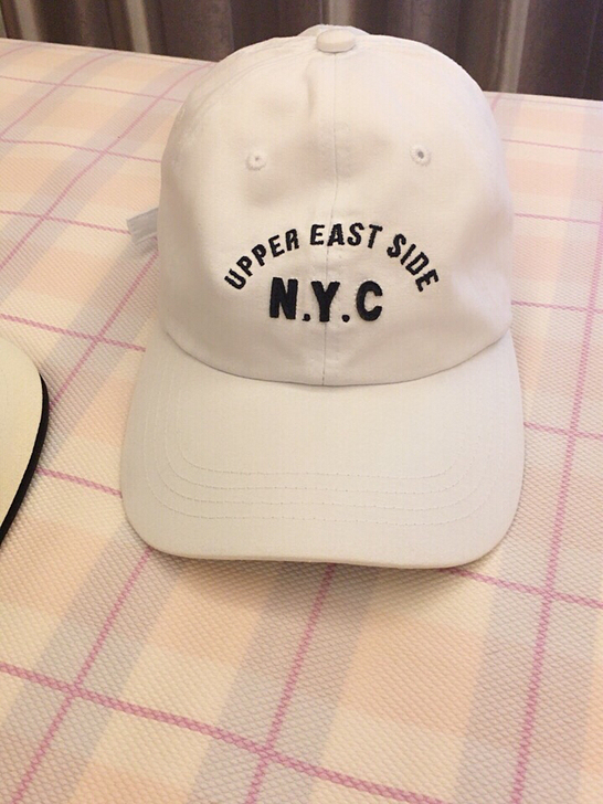 韩国买的软顶棒球帽 带了两次 很修饰脸型 ...