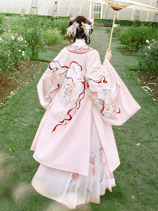 十三余 丰狐飞花重工刺绣披风