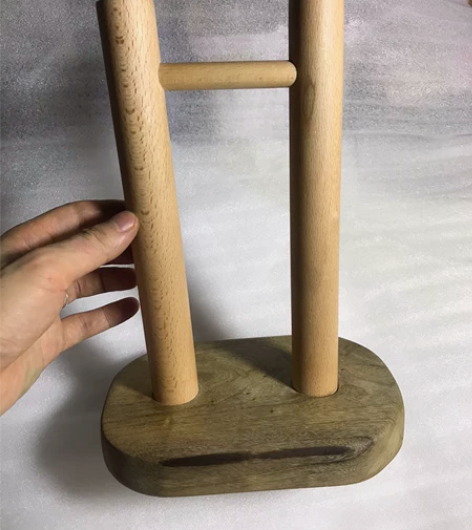 出一个高档木材耳机支架,底座是金丝楠木,架...