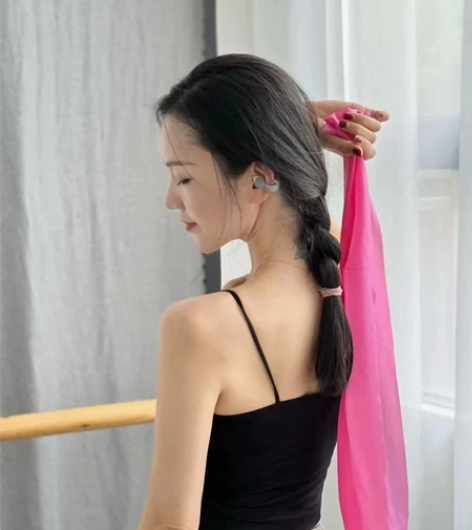 低价出售！高端健身房活动剩下一箱左右的耳机...