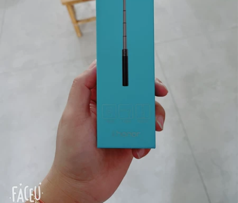 荣耀自拍杆，全新未拆封的，有封口贴，给老爸...