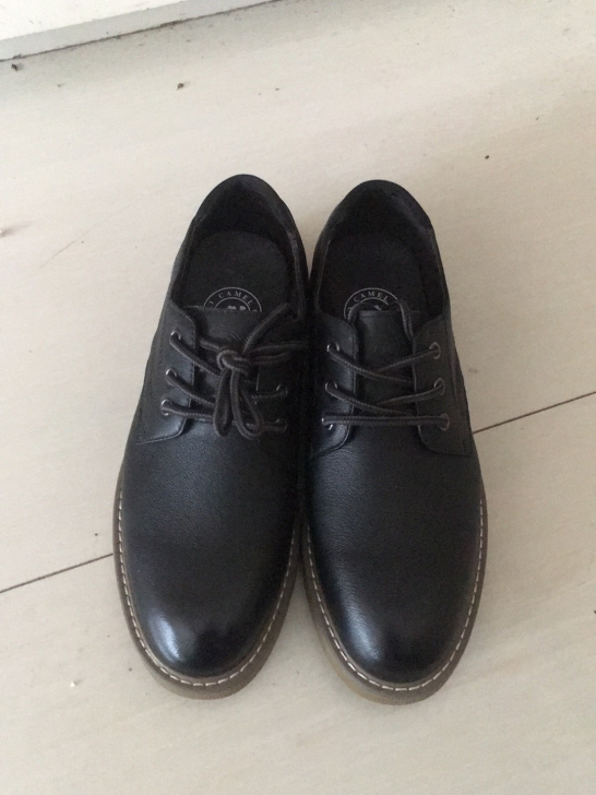 全新 骆驼男鞋里外全皮。牛筋大地