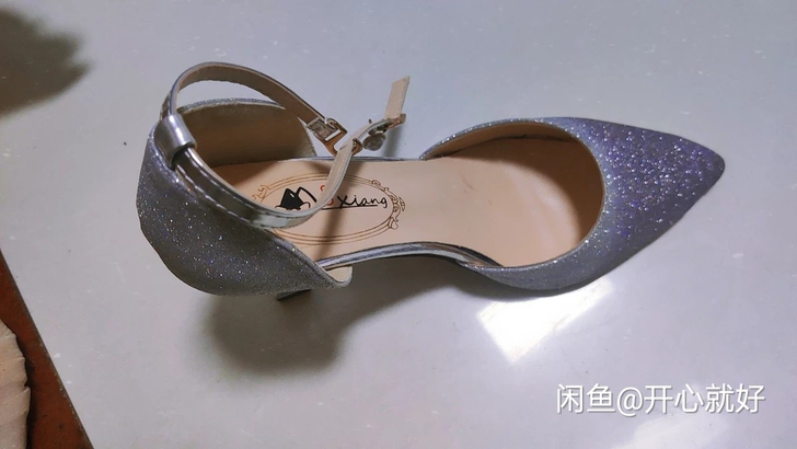 高跟鞋，第一双实体店买的，9成新有轻微瑕疵...