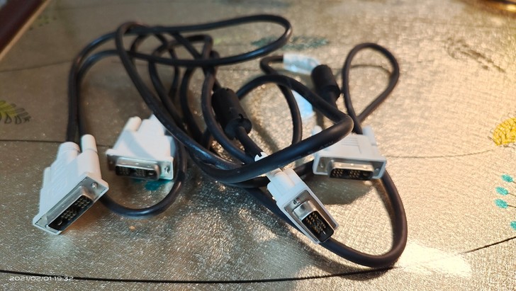 dvi 线，现在用不到了共2条，价格为两条...