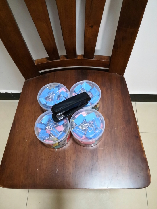 全新办公用品四盒票夹长尾夹+订书机15元，...