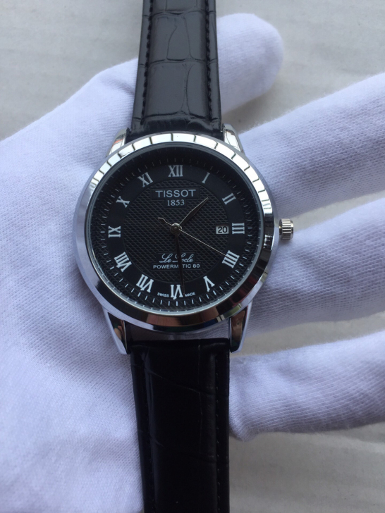 帮室友挂的手表，没有戴过，保存完好，无磨损...