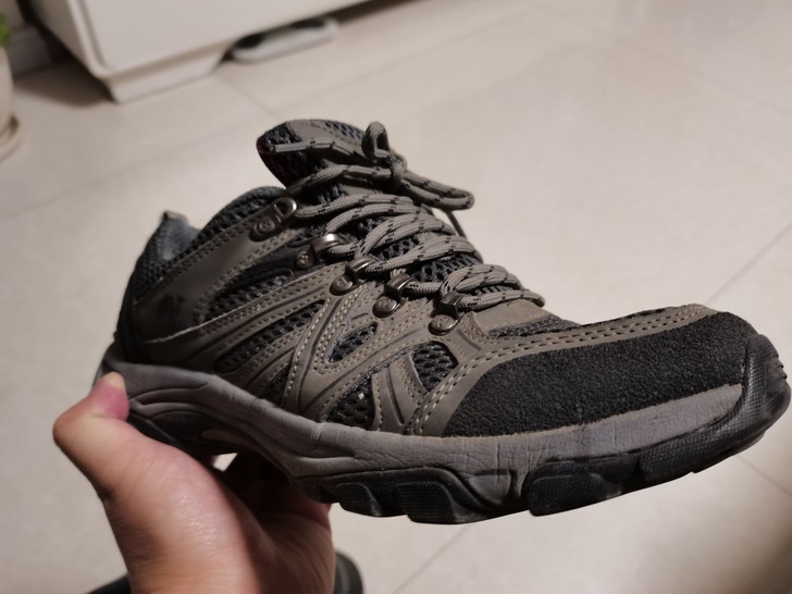 骆驼沙滩鞋、春秋季网面鞋、冬季登山鞋。三双...