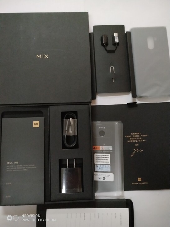 小米mix2全新手机配件一套，只有手机拿出...