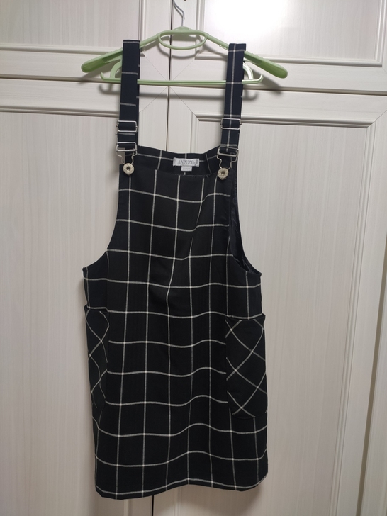 闲置女款背带裙,一次没有穿过,转给有需要的...