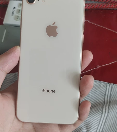 苹果8，64G国行，换的品牌电池。 感兴趣...