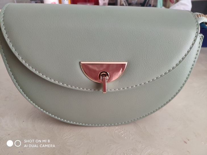 实体店一百多买的,全新,包买回来因为没有衣...