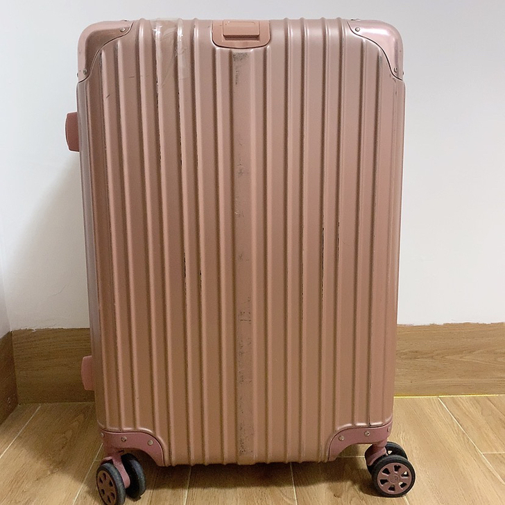 24寸粉色行李箱 表面有划痕 可以装挺多东...